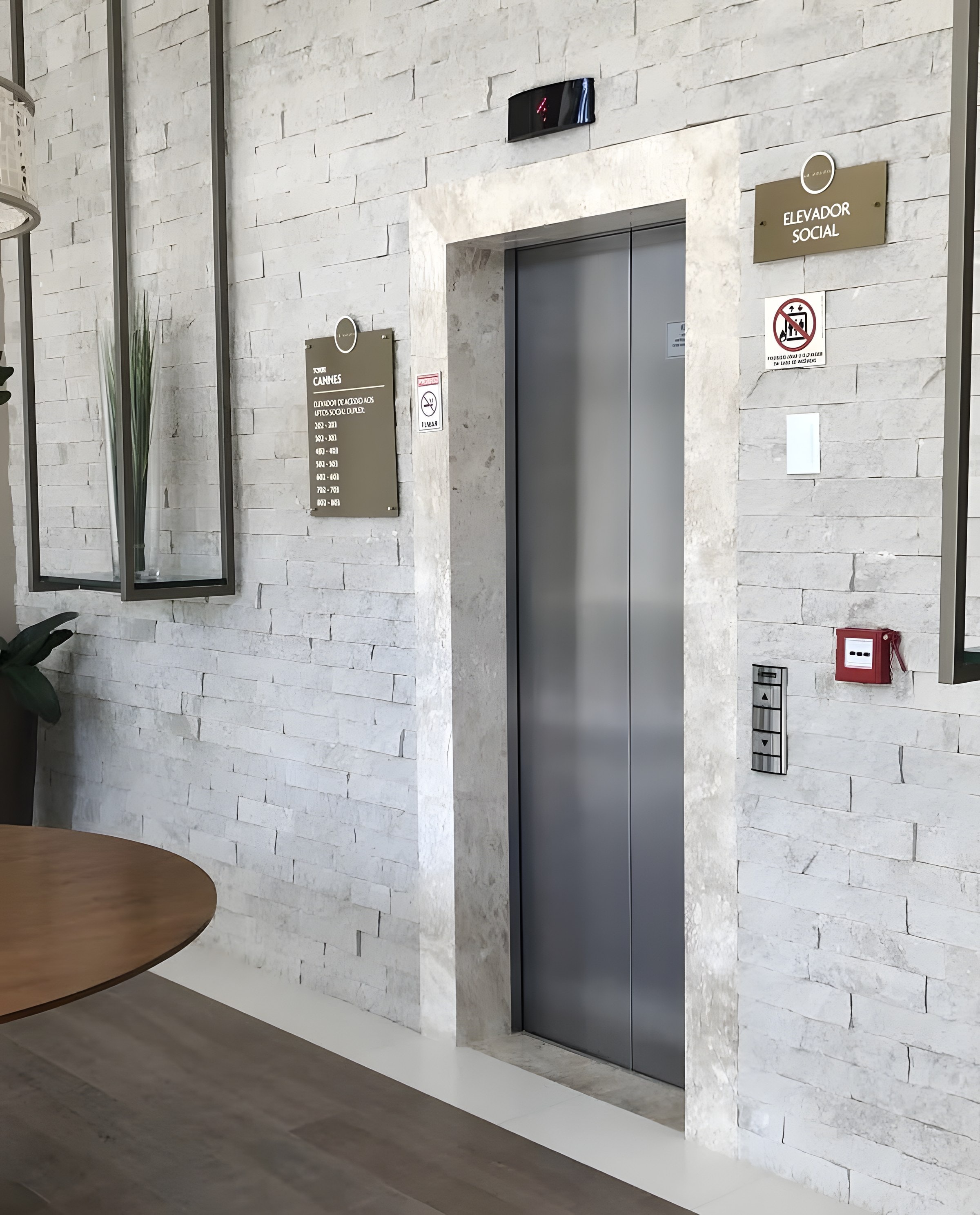 Hall de elevador com moldura em travertino
