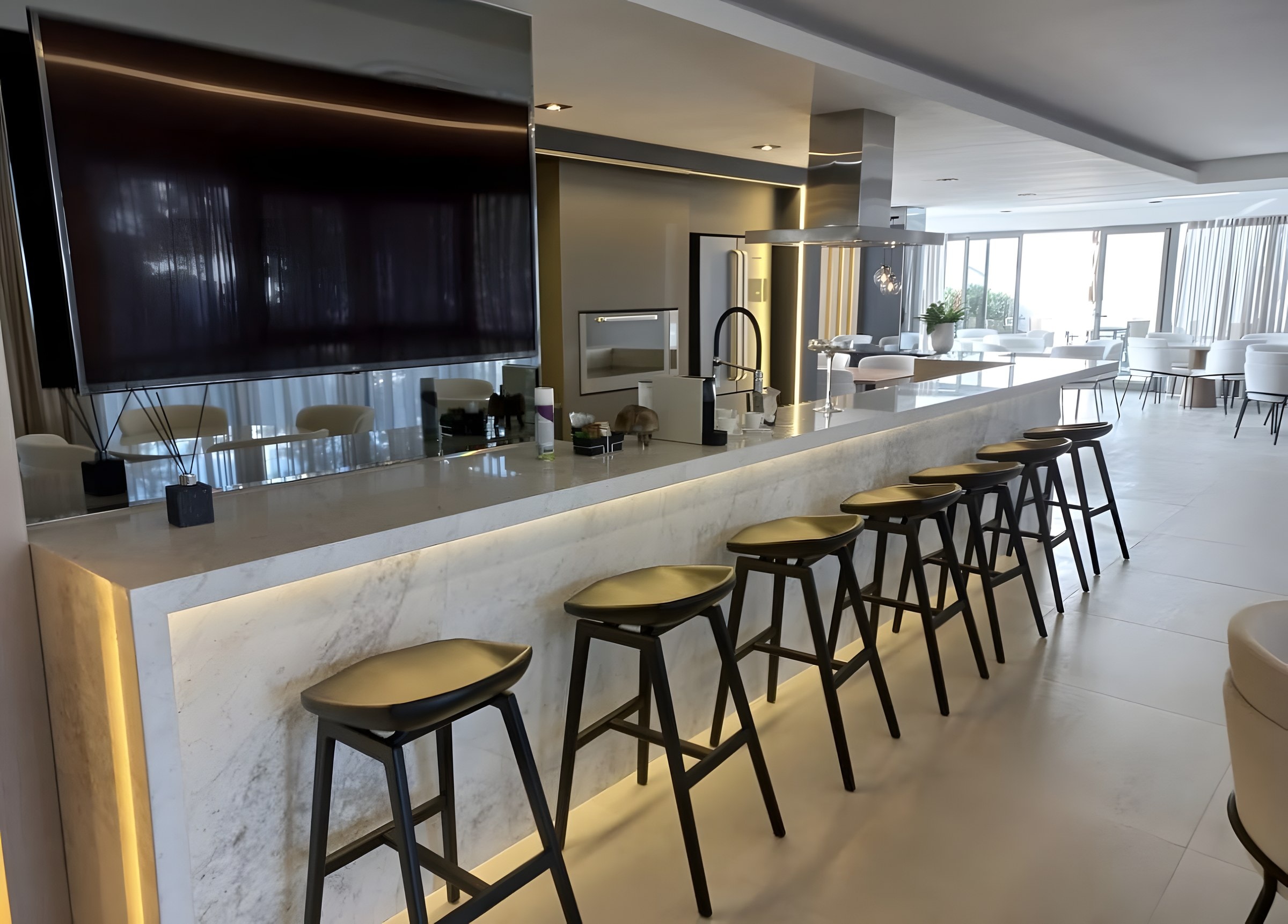 Bancada de bar em mármore branco